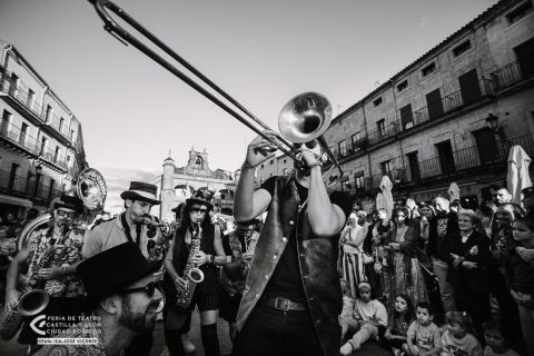 "Flow!!!" - EL PUNTILLO CANALLA BRASS BAND — foto 14 de 18